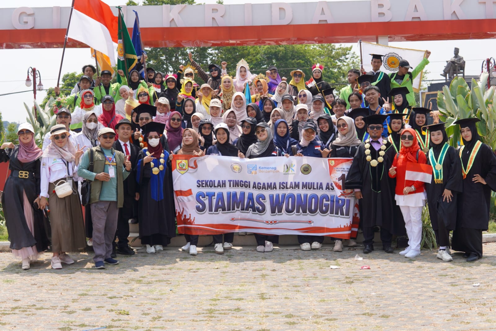 STAIMAS Wonogiri Ramaikan Karnaval HUT RI ke-81, Buka Jendela Dunia Lewat Persembahan Buku Karya Dosen