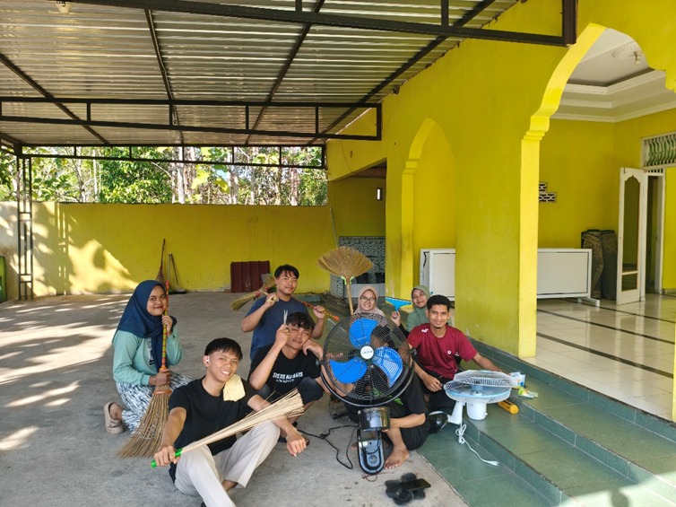 Tingkatkan Kenyamanan Beribadah, Mahasiswa KPM 07 STAIMAS Wonogiri Desa Lebak Aktifkan Kembali Program Jumat Bersih