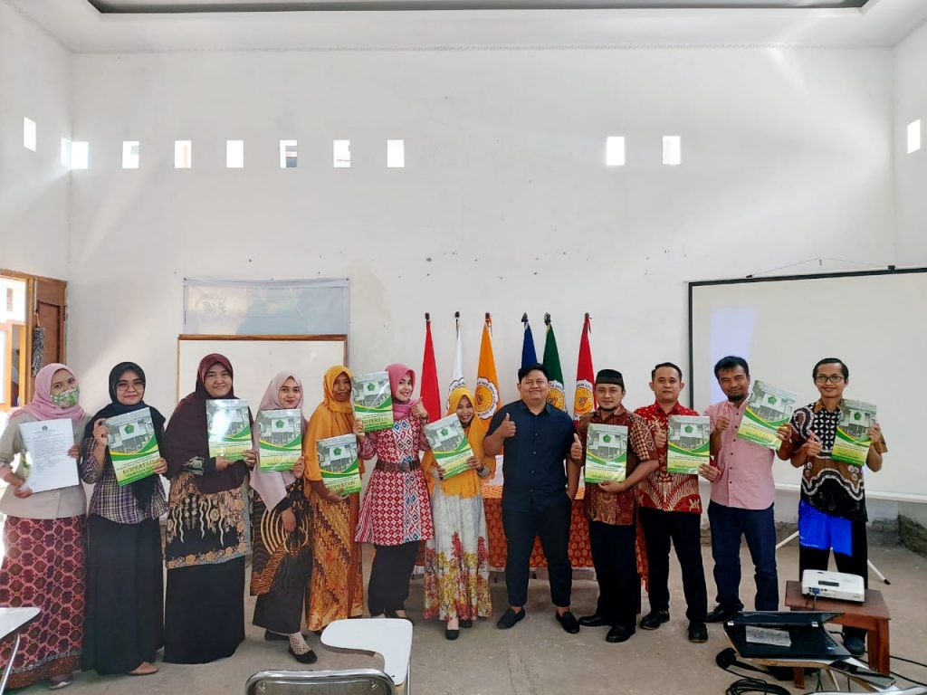 Ketua YKEC, Anfasa Azwan Izza P, foto bersama dosen penerima Surat Keputusan (SK) Jabatan Fungsional (Jafung) sebagai Asisten Ahli, Kamis (22/10/2020), di Aula Kampus STAIMAS. 