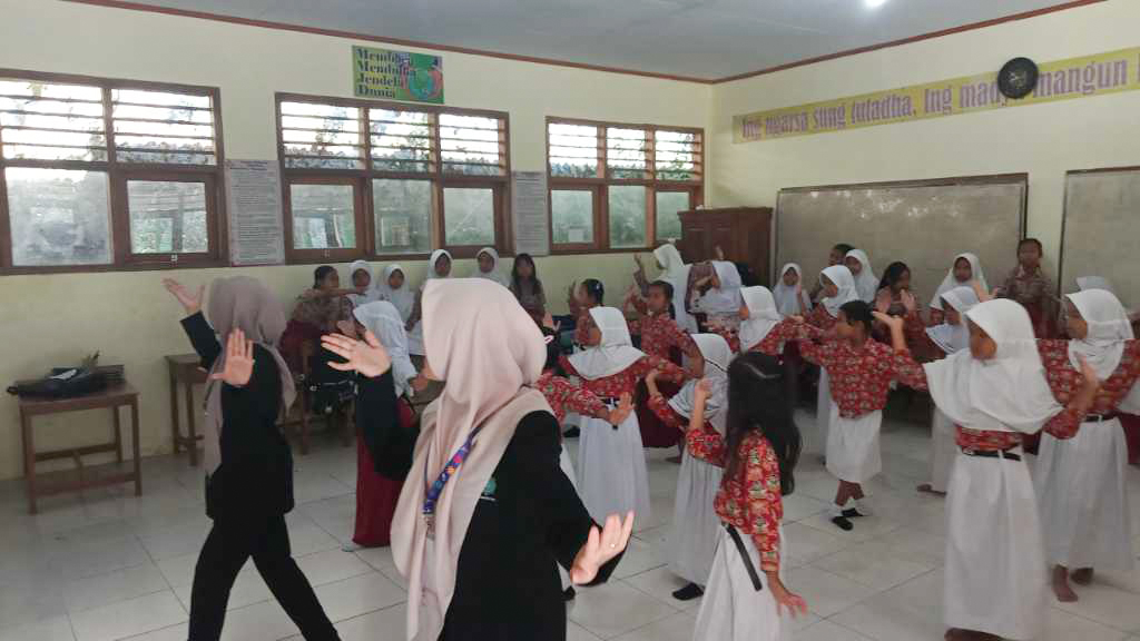 Mahasiswa KPM Hadirkan Semangat Budaya Lewat Les Tari Gebyar di MPLS SDN 2 Lemahbang