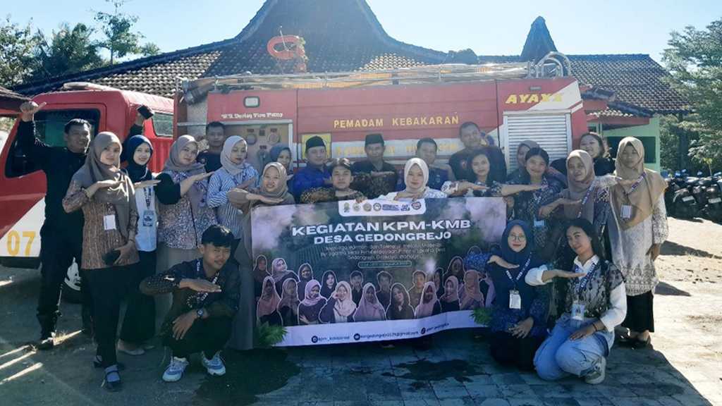 Mahasiswa KPM Kolaborasi Moderasi Beragama Gandeng Damkar Wonogiri, Ibu PKK Gedongrejo Dilatih Tangani Kebakaran Rumah Tangga